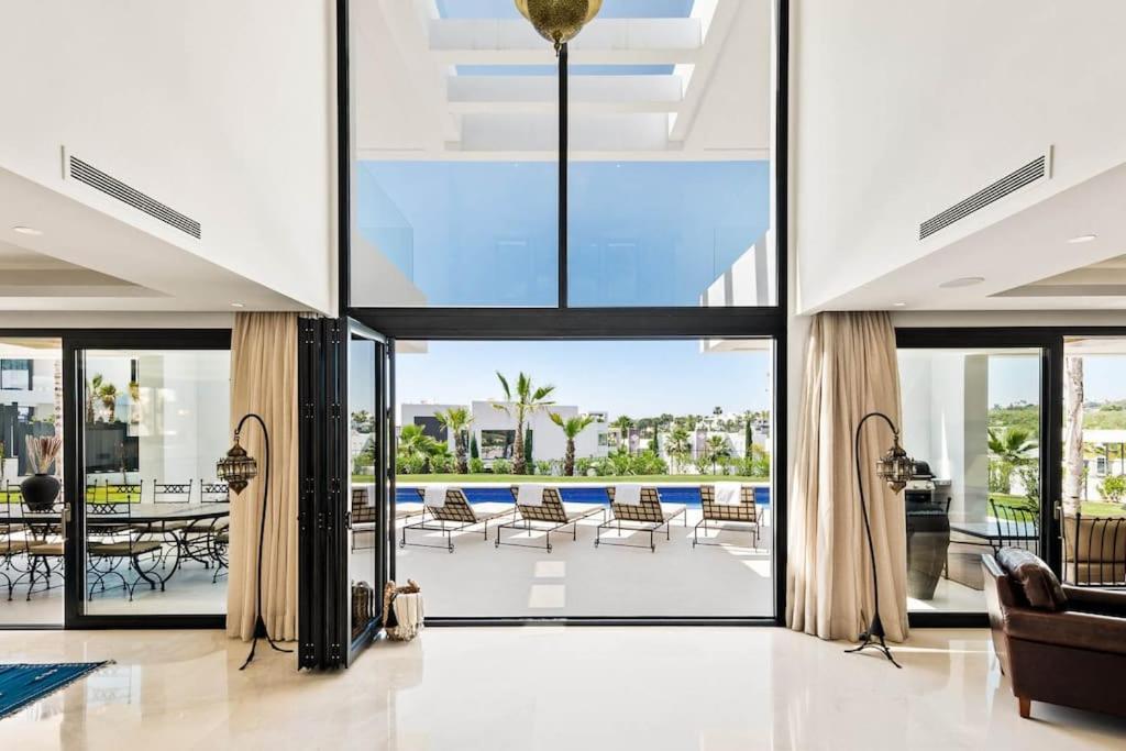 Villa V - Chic 6-bedroom In Olivos, Marbella
